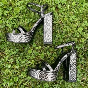 New never worn size 6 womens So Me heels